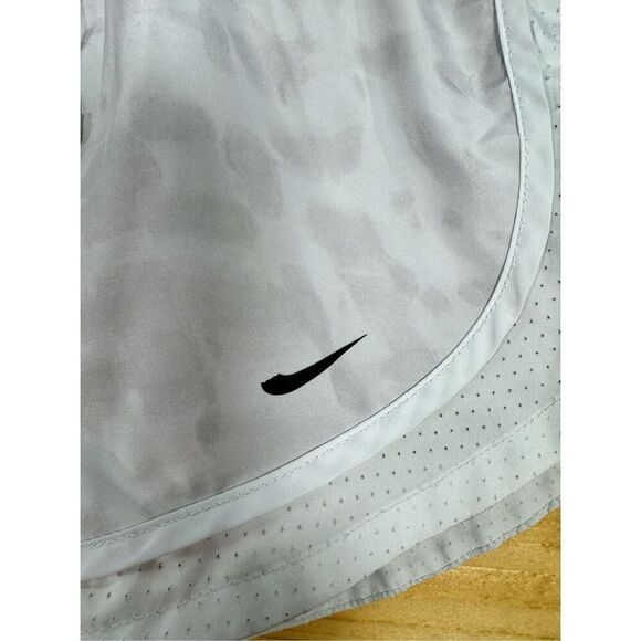Nike Women's Size XS Surf to Sport Tempo Running Short Platinum Tint AQ5682-094 - Picture 3 of 11